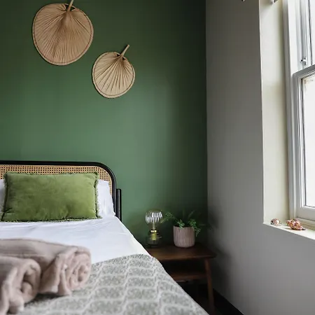 Endeavour, Bed and breakfast